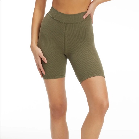 Good American Seamless Rib Bike Short - Picture 2 of 6